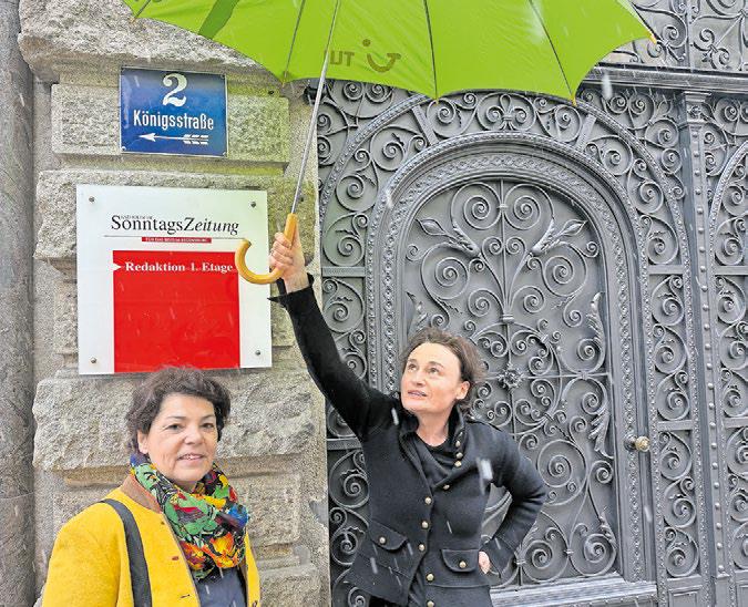 Redaktion unter Regenschirm